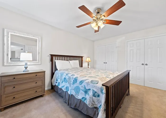 Colony Club Apartment